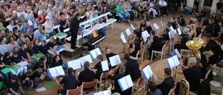 Chöre und Blasorchester begeistern mit Sommerkonzert