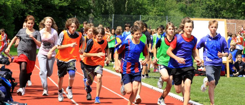 Sportfest mit Wettbewerben und Turnieren in vier Disziplinen