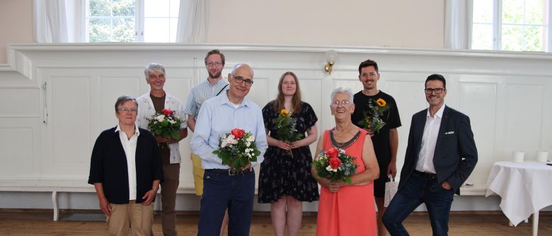 Mit Musik, Blumen und heiteren Anekdoten wurden Thomas Blönnigen (4. von links) und Doris Winterhalter (3. Von rechts) in den Ruhestand und andere Mitarbeitende in andere Aufgaben verabschied