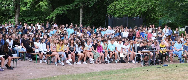 Schüler*innen mit Open-Air-Gottesdienst in die Ferien verabschiedet