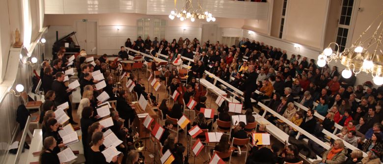 Viele Sterne gehen im Kirchensaal auf