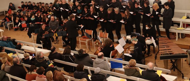 Ein Fest für die Ohren: Adventssingstunde der Zinzendorfschulen