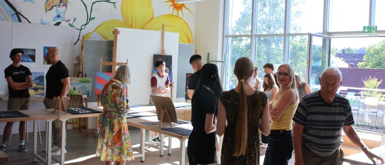 Die Gäste des Atelierfestes bestaunten die unterschiedlichen Werke, die im Profilfach Kunst im Laufe dieses Schuljahres entstanden sind.