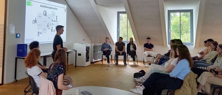 Ausbildung oder Studium – Welcher Weg bietet sich nach der Schule?