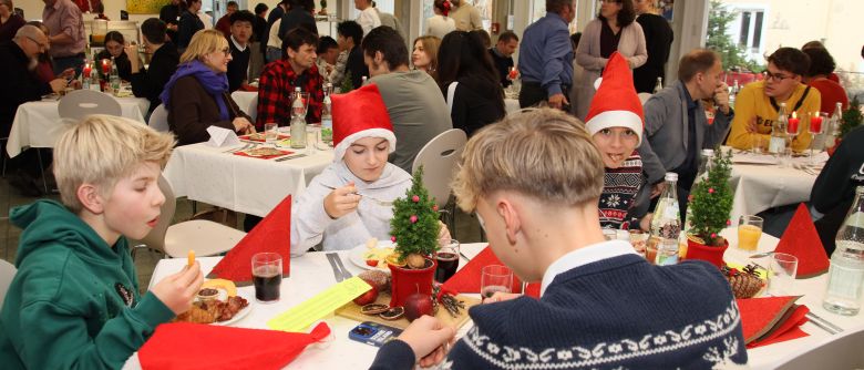 Weihnachtliche Vorfreude im Kreis von Familie und Freunden