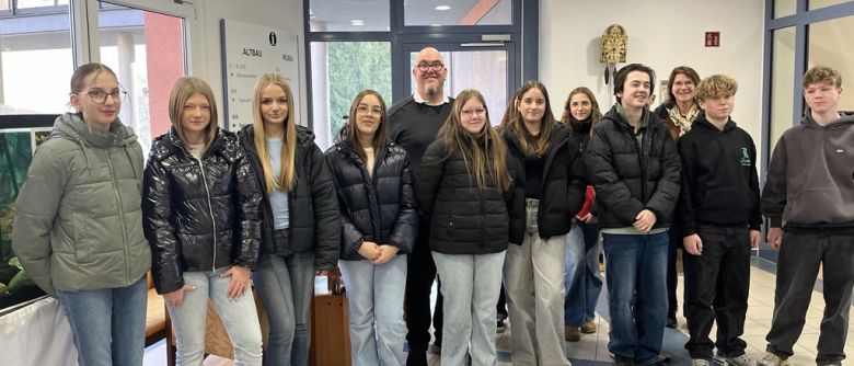 AES in der Realschule: 8Rb besucht Christoph-Blumhardt-Haus 