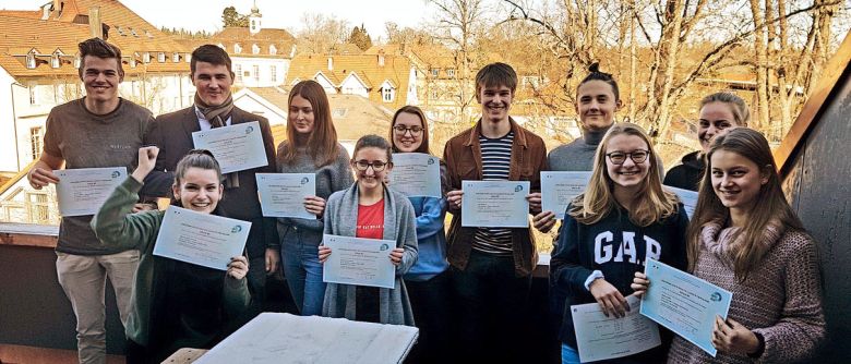 15 Schülerinnen und Schüler bestehen souverän das DELF-Examen