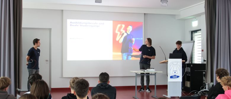 Auszubildende der EGT stellen Realschüler*innen verschiedene Ausbildungswege vor.