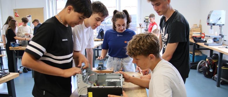 Die Schülerinnen und Schüler warfen einen Blick ins Innenleben von Computern.