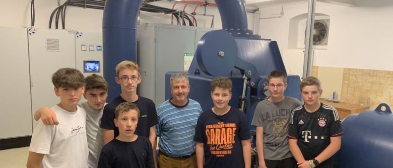 Technikgruppe der 8R besichtigt verschiedene Stationen der EGT AG