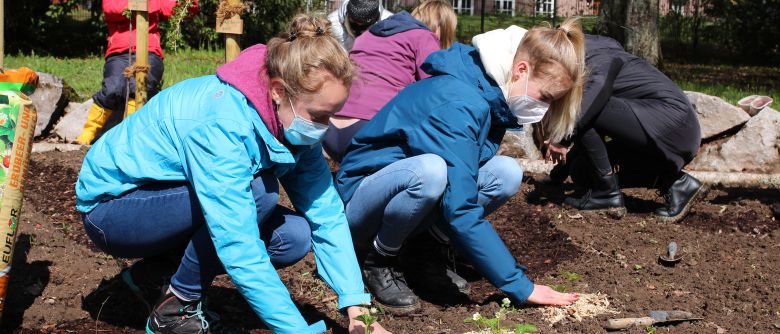 Praktische Naturpädagogik: Fachschüler legen Garten an