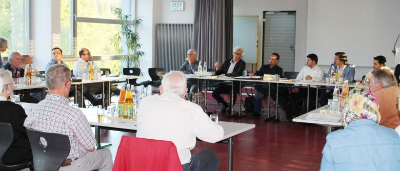 Angeregte Diskussion zwischen Christen und Muslimen