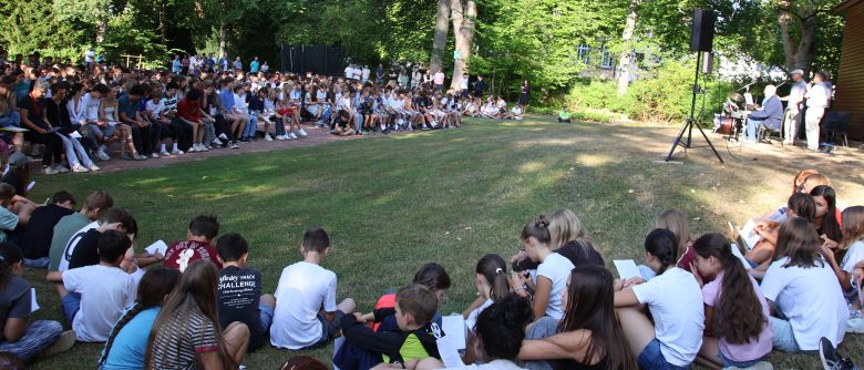 Im Park des EDH wurde das zurückliegende Schuljahr mit einem Gottesdienst beendet.