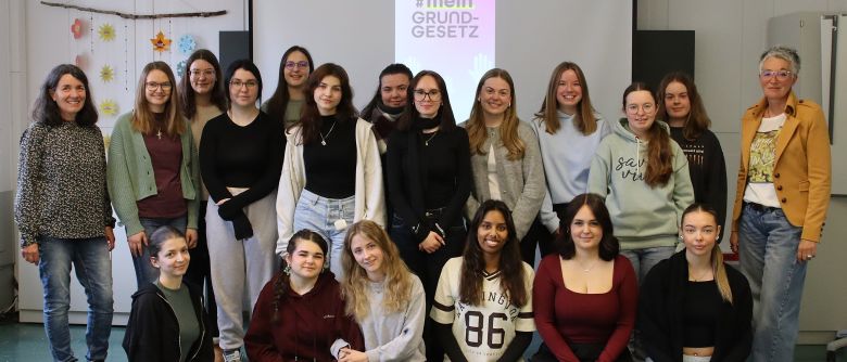Zinzendorfschülerinnen gewinnen bundesweiten Wettbewerb zum Grundgesetz