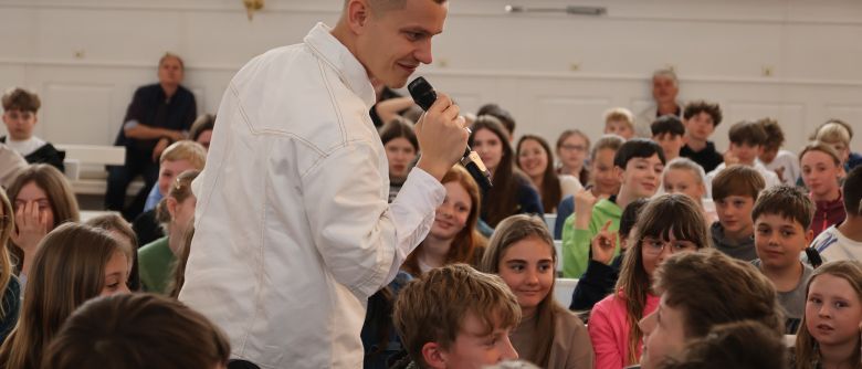 Ein unvergesslicher Vormittag: Gregor Hägele rockt die Zinzendorfschulen