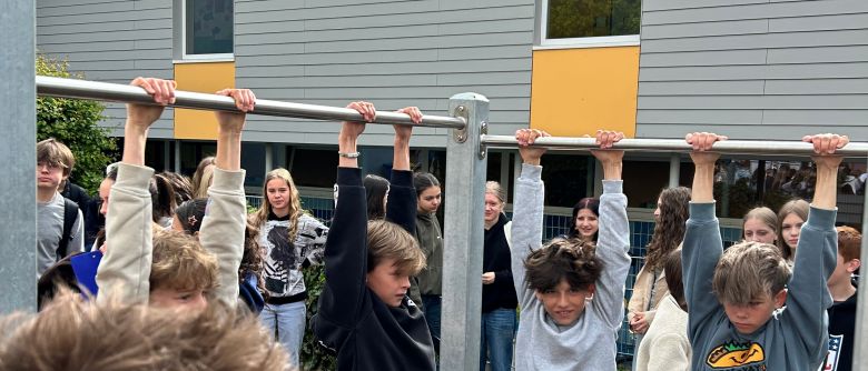 Erste Hänge-Challenge am Calisthenics-Turm