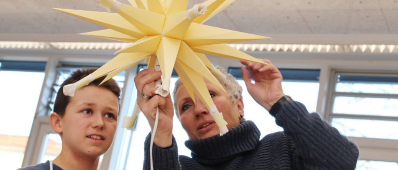 Advents-Sterne: Kunstlehrerin belebt alte Tradition