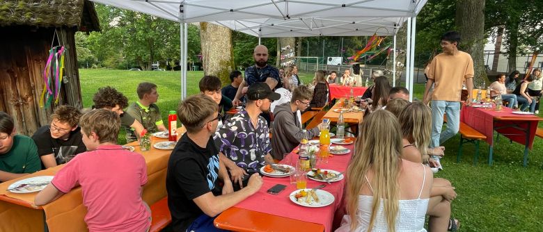 Abschiedsfeier im Internat: Ein unvergesslicher Sommerabend