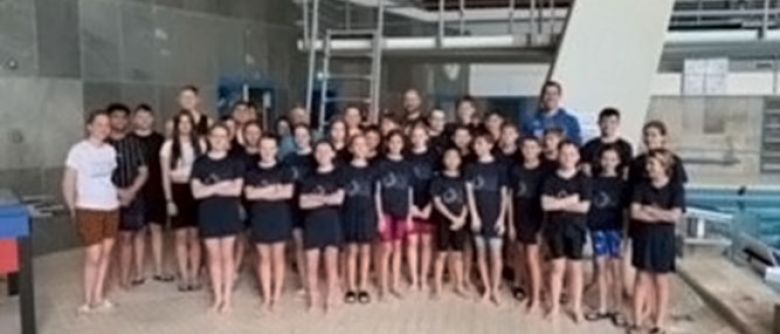 Die Schwimmmannschaft der Zinzendorfschulen jubelt