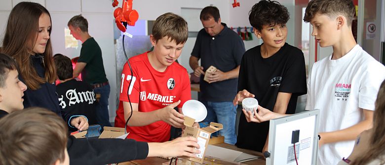 Geschenke für die Technik-Klasse: Solarmodule bringen erneuerbare Energien ins Klassenzimmer