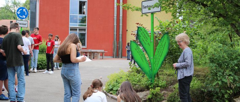 Bemerkenswerte Blumen erblühen auf Schulhof