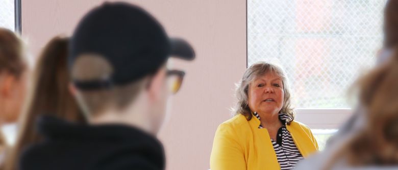 Martina Braun, MdL, diskutiert mit Gemeinschaftskunde-Leistungskurs