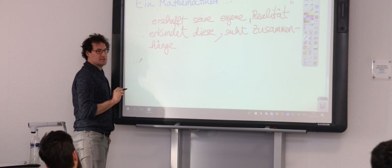 Uni-Dozent hält Vorlesung vor Mathe-Vertiefungskurs