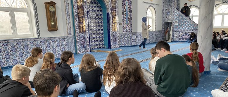 Angehende Erzieherinnen und Erzieher in der Blauen Moschee