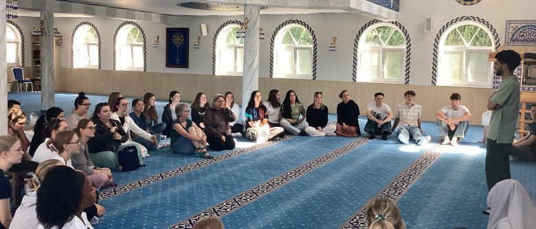 Angehende Erzieherinnen und Erzieher in der Blauen Moschee