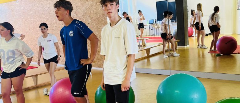 Beim Besuch der Motima Schule für Physiotherapie gab es viele praktische Übungen.