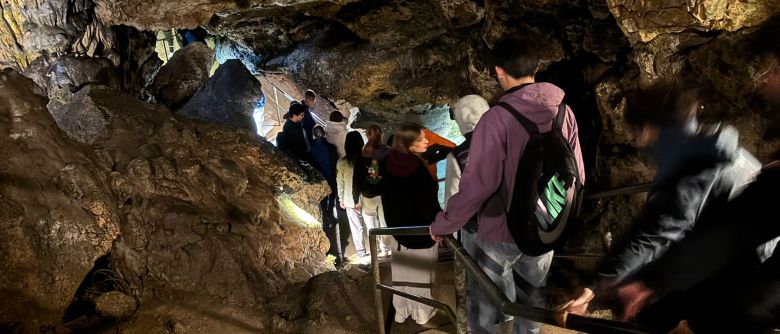 Internats-Schüler erkunden Tropfsteinhöhle
