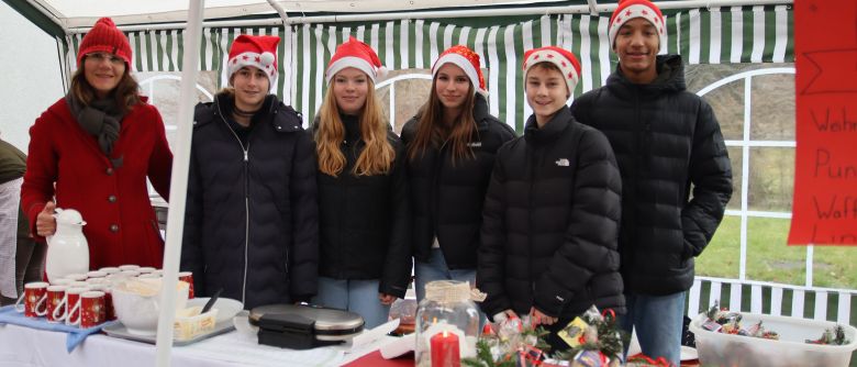 Punsch und Waffeln für Bildungsprojekt: AES-Schüler*innen beim Nikolausmarkt im CBH