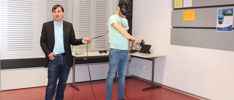 Lehrer blicken in den Cyber-Classroom