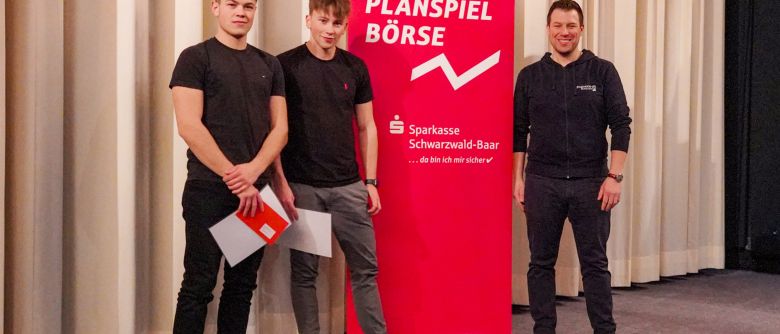 Wirtschaftsgymnasiasten Pascal und Benedict beweisen ihr Können beim Planspiel Börse