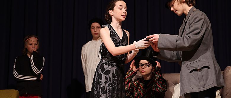 Theater-AG begeistert mit selbstentwickeltem Theaterstück