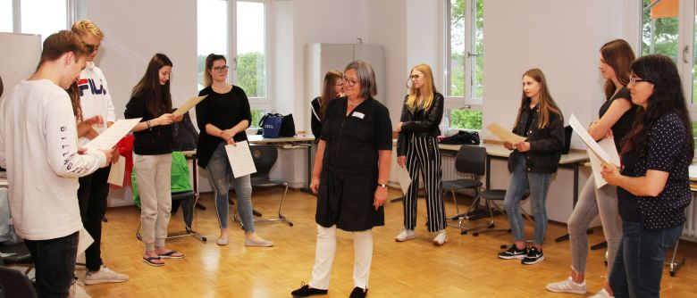 Mit Zungenbrechern und Korken im Mund für das Leben lernen