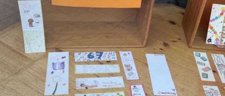 Die Klassen 5b und 5c feiern den Welttag des Buches mit selbst gebastelten Lesezeichen.