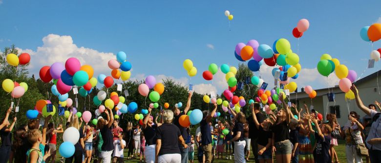 Kunterbuntes Schulfest bei strahlendem Sonnenschein