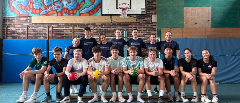 Im entscheidenden Spiel um den diesjährigen Schulpokal standen sich Lehrkräfte und ZG1 gegenüber.