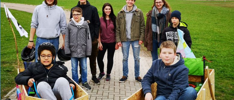 Teampraktikanten bauen Seifenkisten