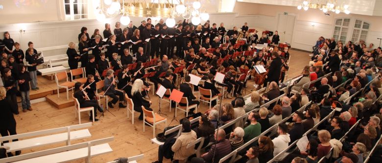 Adventssingstunde der Zinzendorfschulen mit modernen und traditionellen Klängen