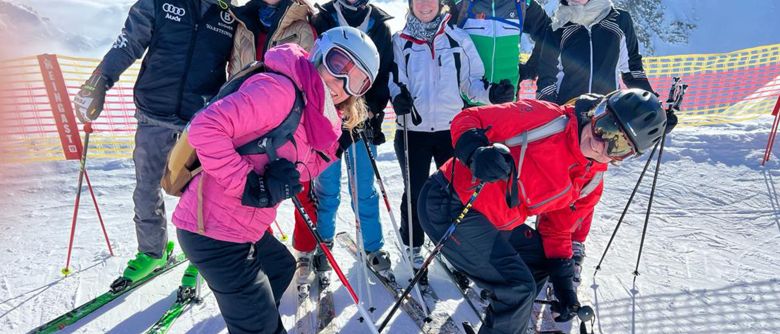 Mitarbeitende auf Ski-Fortbildung