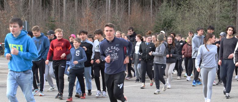 Jeder Schritt ist Geld: Schüler*innen laufen Runde um Runde für den guten Zweck durch den Wald