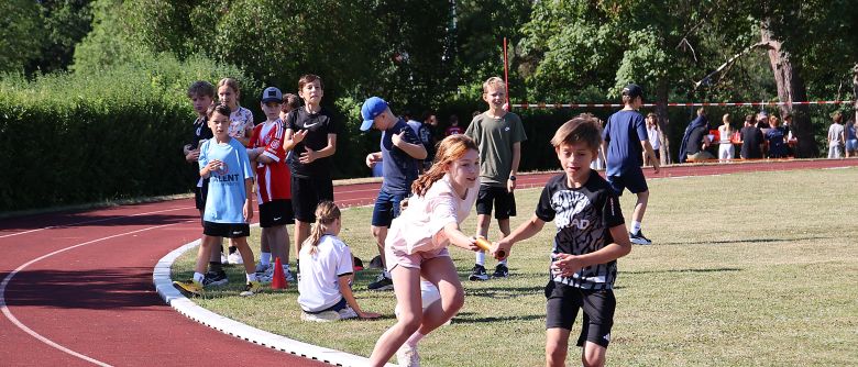 Schülerinnen und Schüler starten im Staffellauf.