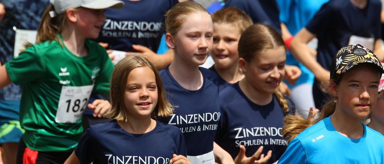 Großes Läuferfeld der Zinzendorfschulen beim Stadtlauf in Villingen