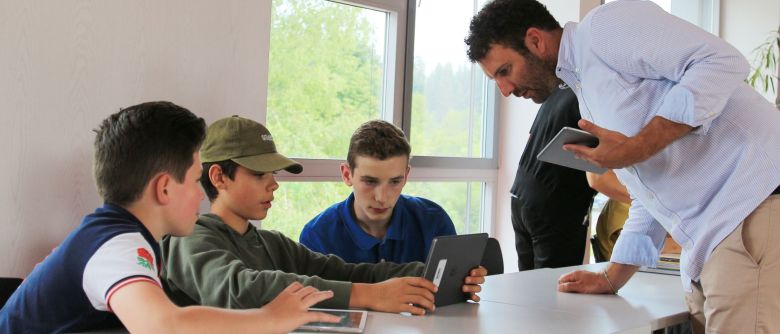 Schüler testen Tablet-Unterricht