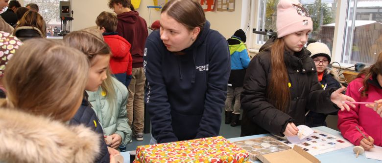 Eltern von Grundschüler*innen strömen zur Viertklässlerparty
