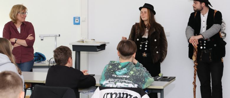 Wandersleute besuchen Zinzendorfschulen