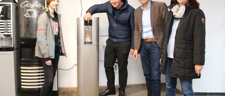 Frisches Wasser aus dem Spender