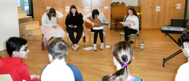 1BKSP gestaltet Weihnachtsstraße für Schüler*innen der Carl-Orff-Schule 